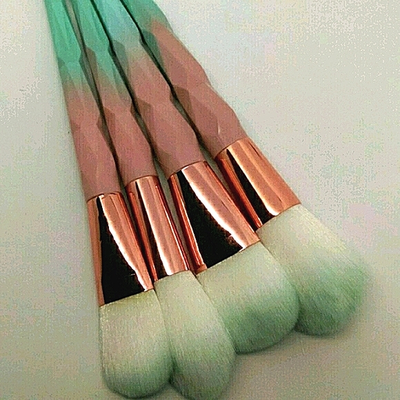 New 4 PC. Set Unicorn Full Size Make-up Brushes - Picture 4 of 6